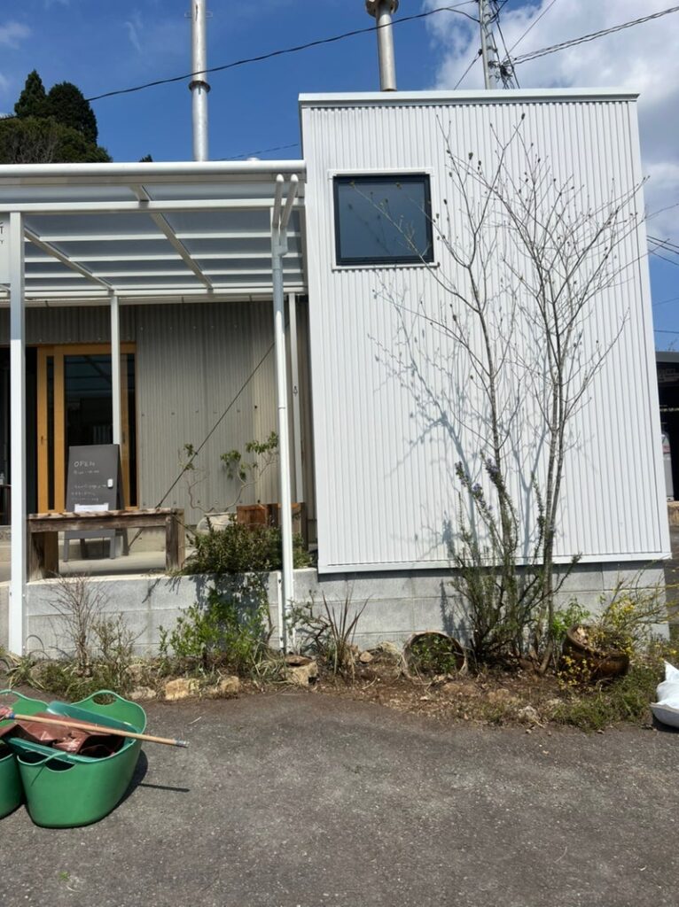 信楽 古谷製陶所様 ショールームのお庭にお花が植えられえるように作業