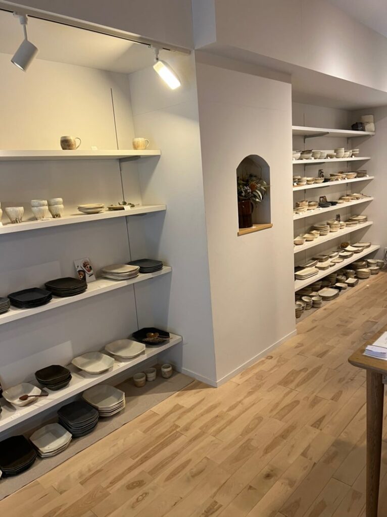 信楽 古谷製陶所様ショールーム店内